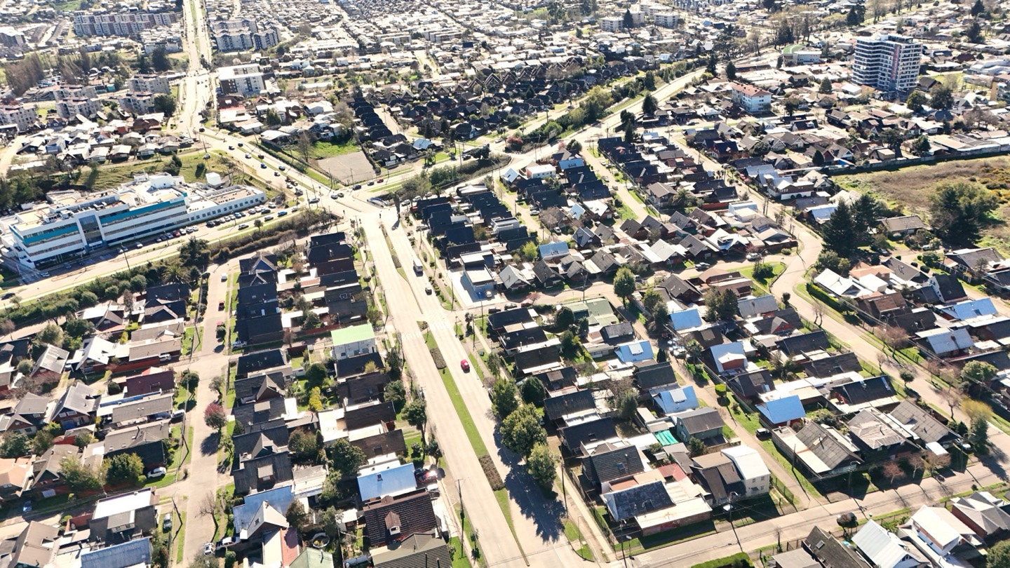 Vista aérea de Av. Javiera Carrera con la Clínica RedSalud Mayor y el sector residencial que la rodea