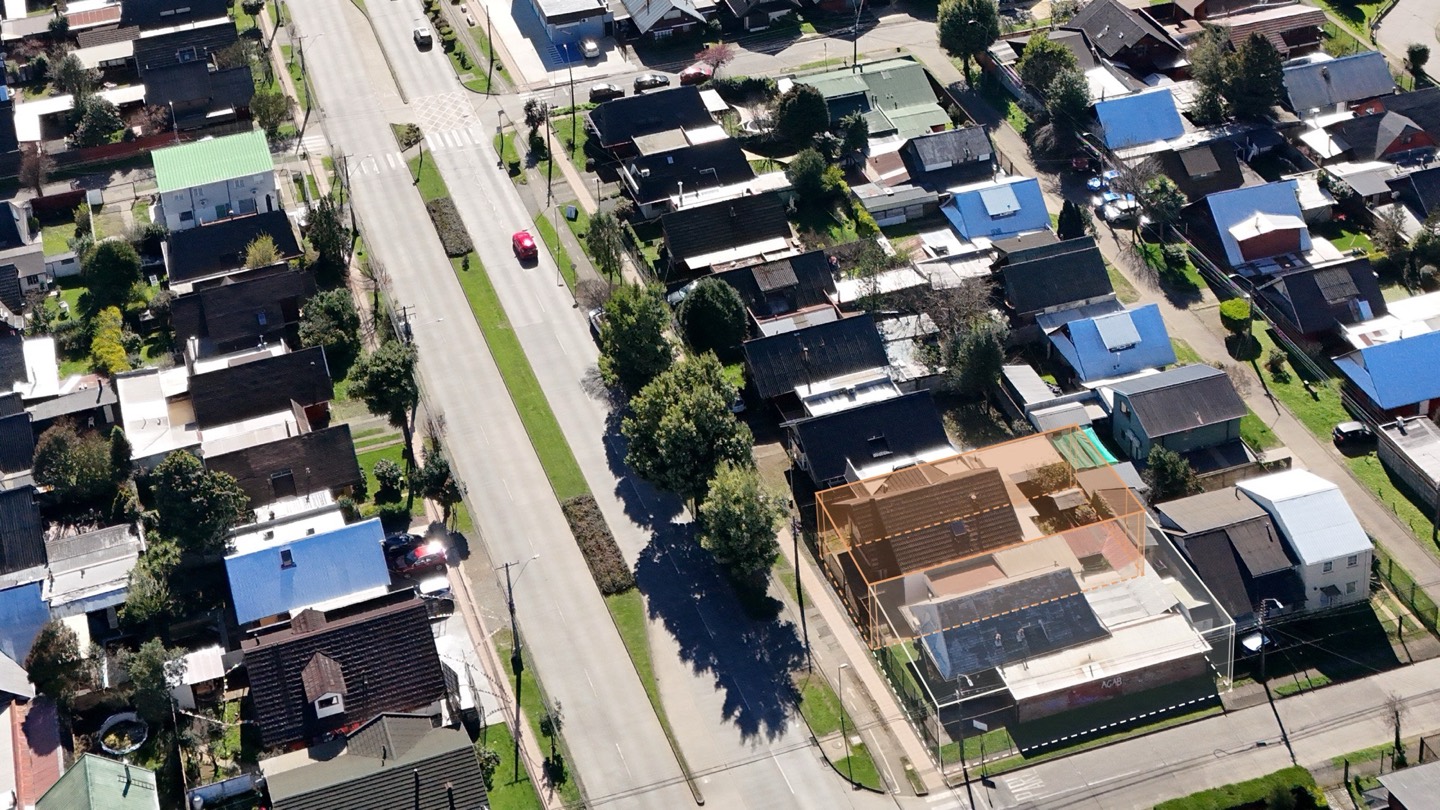 Vista aérea de la esquina de Av. Javiera Carrera con Tarragona, Temuco, con los terrenos del 675 y el 685 marcados