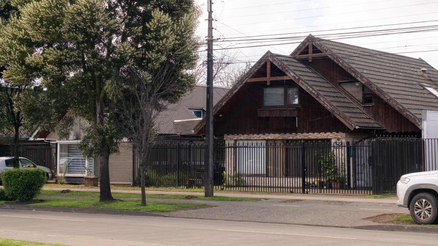 Frente de la propiedad de Av. Javiera Carrera 675, con la avenida y su franja de árboles por delante