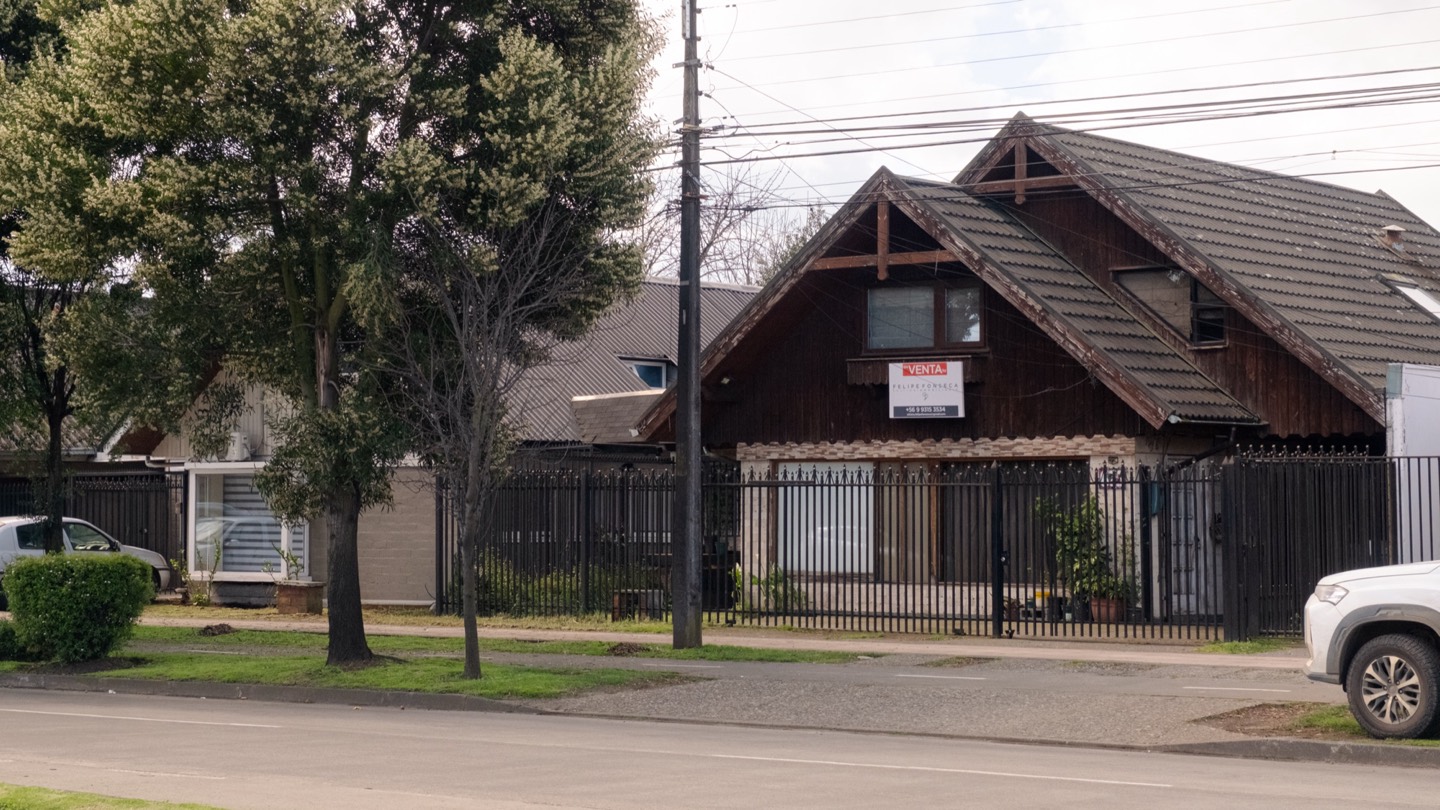 Frente de la propiedad de Av. Javiera Carrera 675, con la avenida y su franja de árboles por delante
