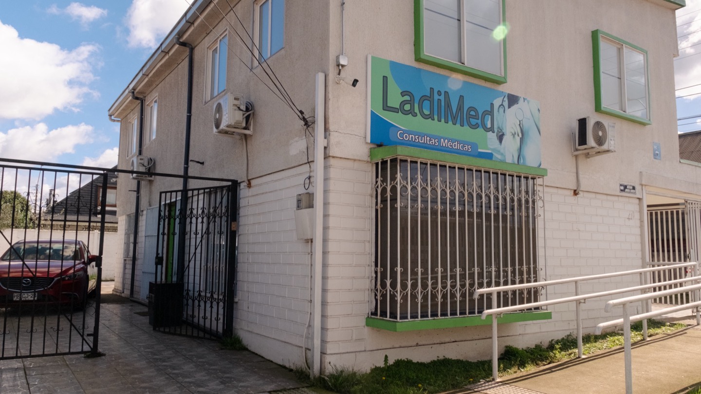 Consultas médicas LadiMed, en una casa de la misma avenida