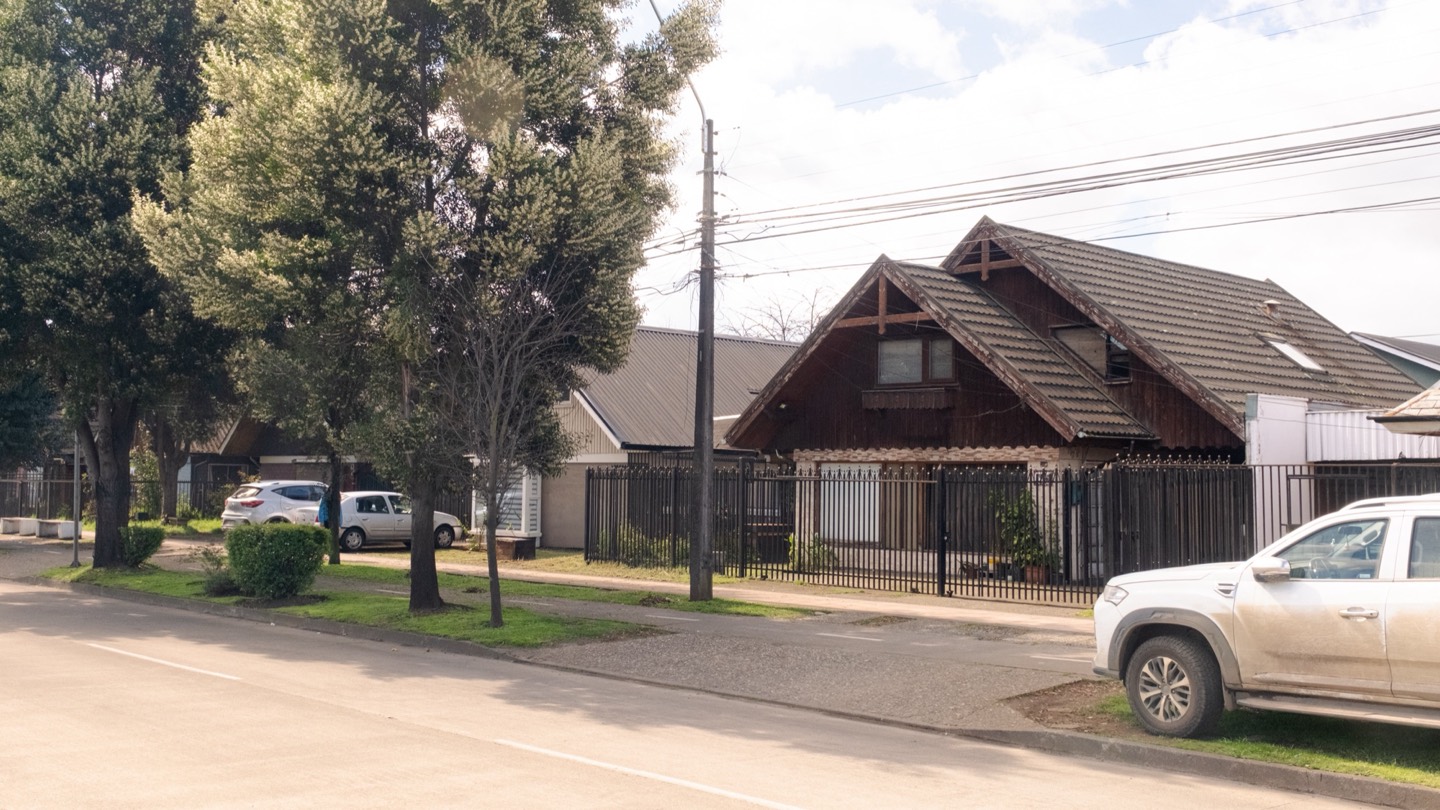 La propiedad de Av. Javiera Carrera 675, Temuco, vista desde la vereda, con el ancho completo de la avenida