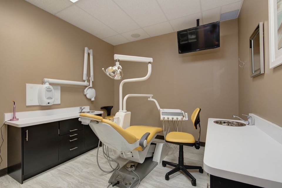 Box de atención dental equipado, con sillón y lámpara