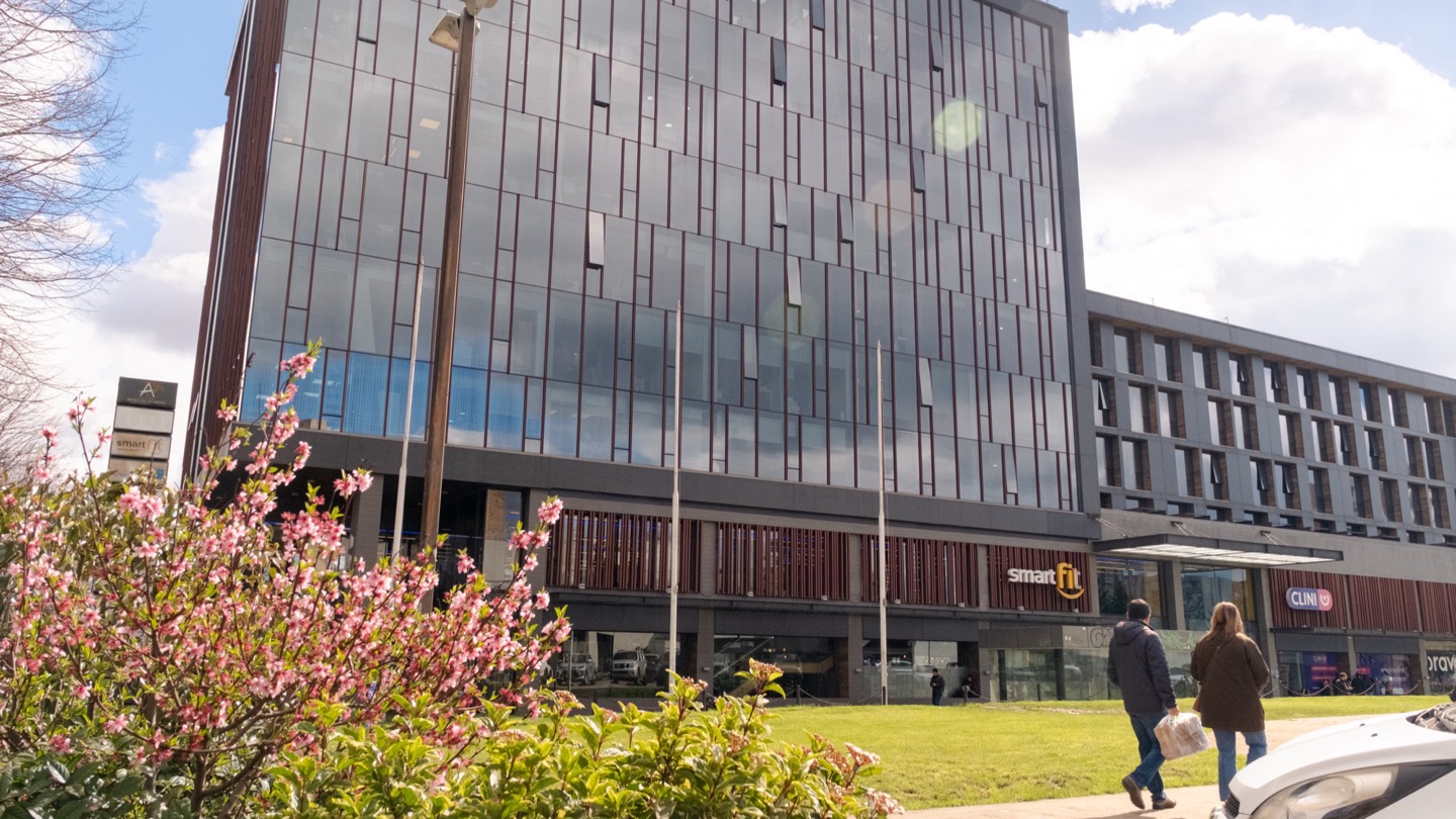 Edificio de servicios del sector con gimnasio y centro médico