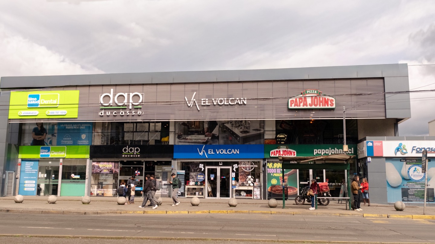 Strip center del sector con clínica dental, servicios y locales de comida