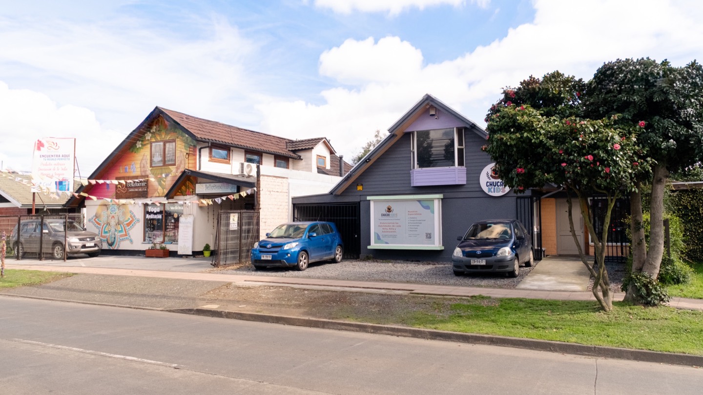 Casas de la misma avenida funcionando hoy como centro de yoga y jardín infantil