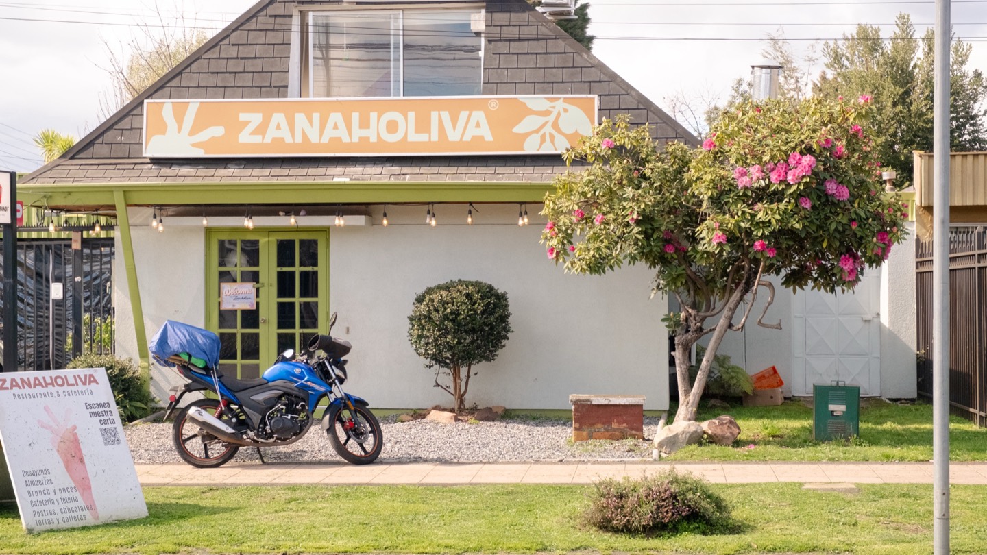 Casa de Av. Javiera Carrera convertida en restaurante y cafetería